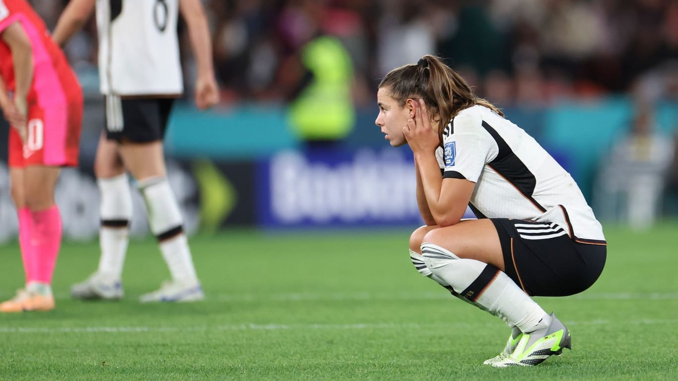 Lena Oberdorf enttäuscht: Während des WM-Aus des DFB-Teams kam es zu einer technischen Panne.