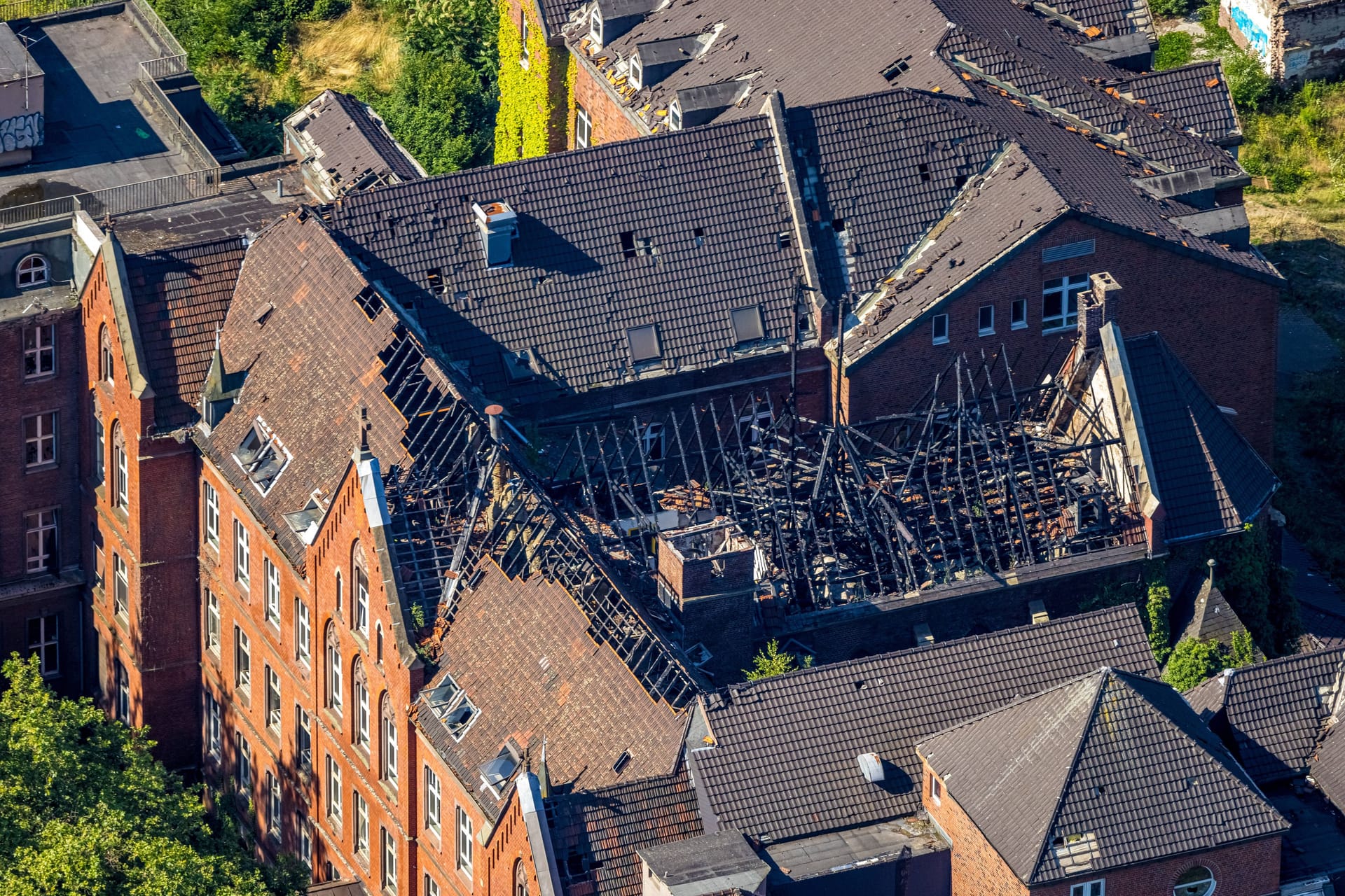 imago images 02Luftbild, Ehemaliges St. Barbara Hospital mit Brandschäden am Dachstuhl, Neumühl, Duisburg, Ruhrgebiet, Nordrhein-Westfalen, Deutschland ACHTUNGxMINDESTHONORARx60xEURO *** Aerial view, Former St Barbara Hospital with fire damage to roof truss, Neumühl, Duisburg, Ruhr Area, North Rhine Westphalia, Germany ATTENTIONxMINDESTHONORARx60xEURO99677581