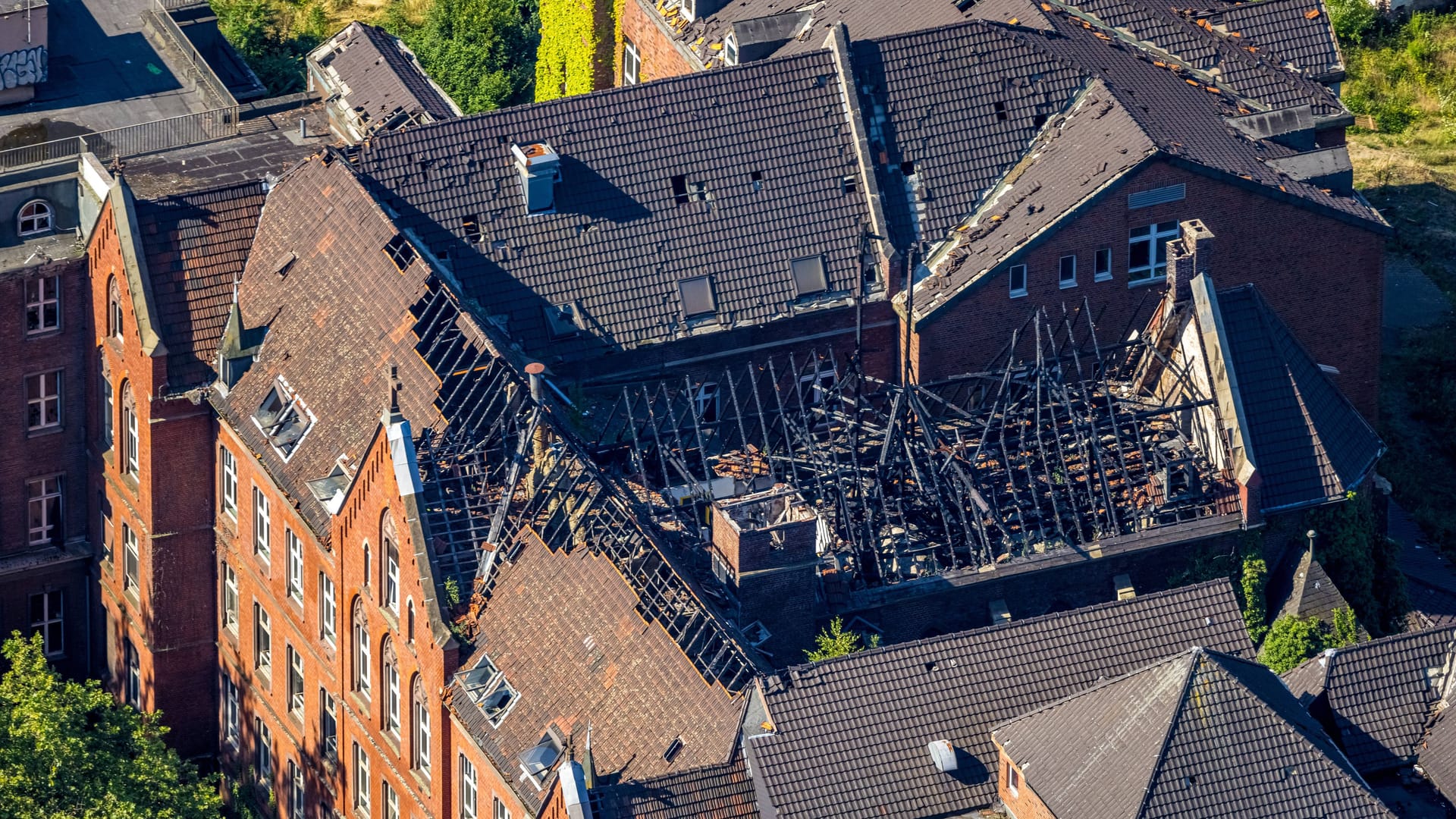 imago images 02Luftbild, Ehemaliges St. Barbara Hospital mit Brandschäden am Dachstuhl, Neumühl, Duisburg, Ruhrgebiet, Nordrhein-Westfalen, Deutschland ACHTUNGxMINDESTHONORARx60xEURO *** Aerial view, Former St Barbara Hospital with fire damage to roof truss, Neumühl, Duisburg, Ruhr Area, North Rhine Westphalia, Germany ATTENTIONxMINDESTHONORARx60xEURO99677581