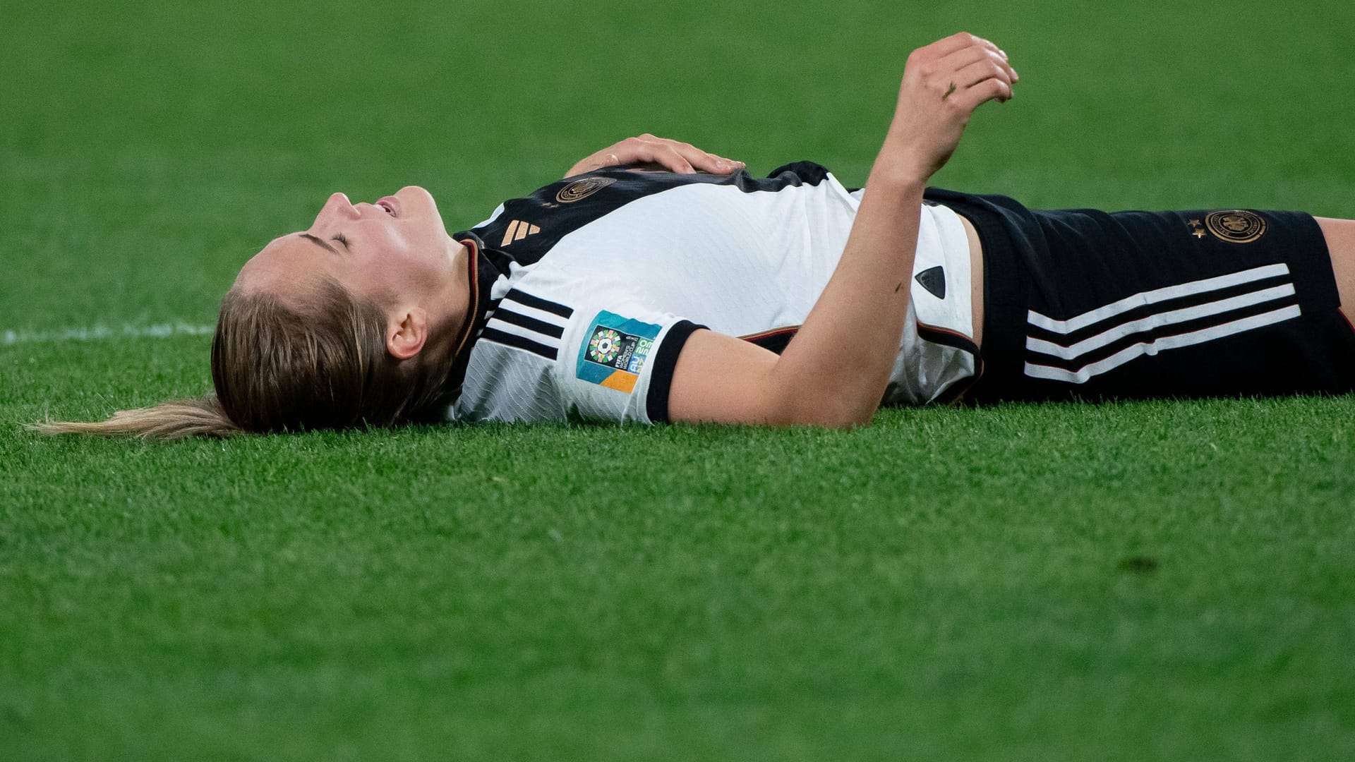 Sydney Lohmann liegt nach dem deutschen Aus erschöpft auf dem Boden.