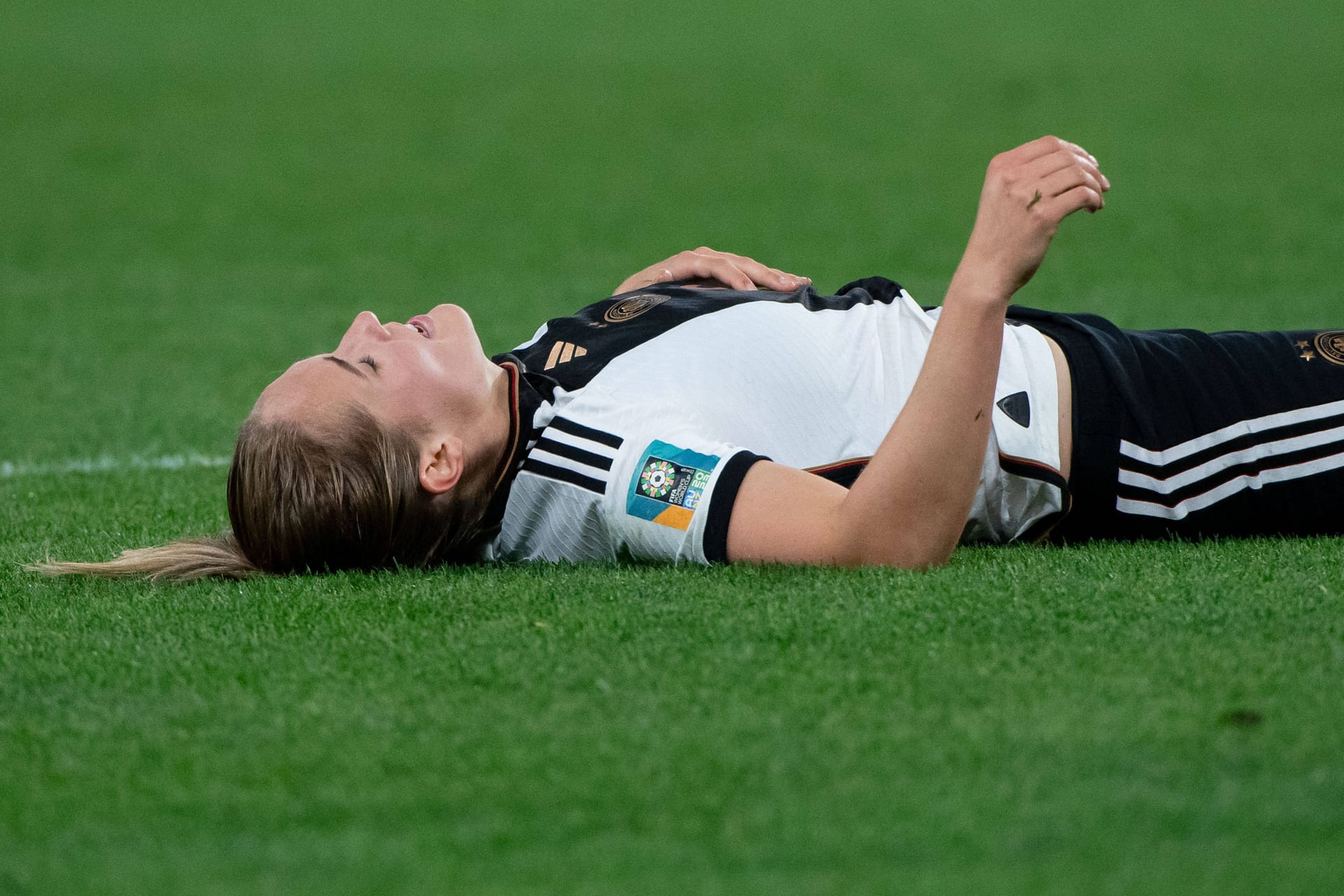 Sydney Lohmann liegt nach dem deutschen Aus erschöpft auf dem Boden.