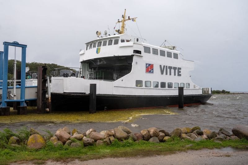 Im Hafen von Schaprode: Eine Fähre bei schlechtem Wetter