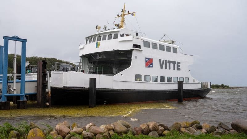 Im Hafen von Schaprode: Eine Fähre bei schlechtem Wetter