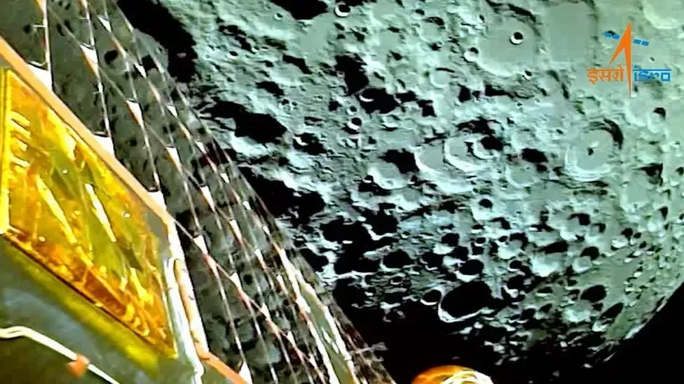 Die Mondoberfläche mit ihren zahlreichen Einschlagkratern: Diese Bilder schickte die indische Raumsonde "Chandrayaan-3" vor einer Woche als sie sich dem Erdtrabanten näherte. Die Mondoberfläche mit ihren zahlreichen Einschlagkratern: Diese Bilder schickte die indische Raumsonde "Chandrayaan-3" vor einer Woche als sie sich dem Erdtrabanten näherte.