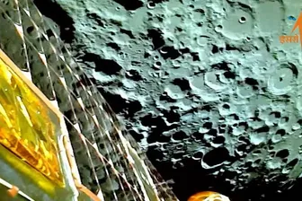 Die Mondoberfläche mit ihren zahlreichen Einschlagkratern: Diese Bilder schickte die indische Raumsonde "Chandrayaan-3" vor einer Woche als sie sich dem Erdtrabanten näherte.