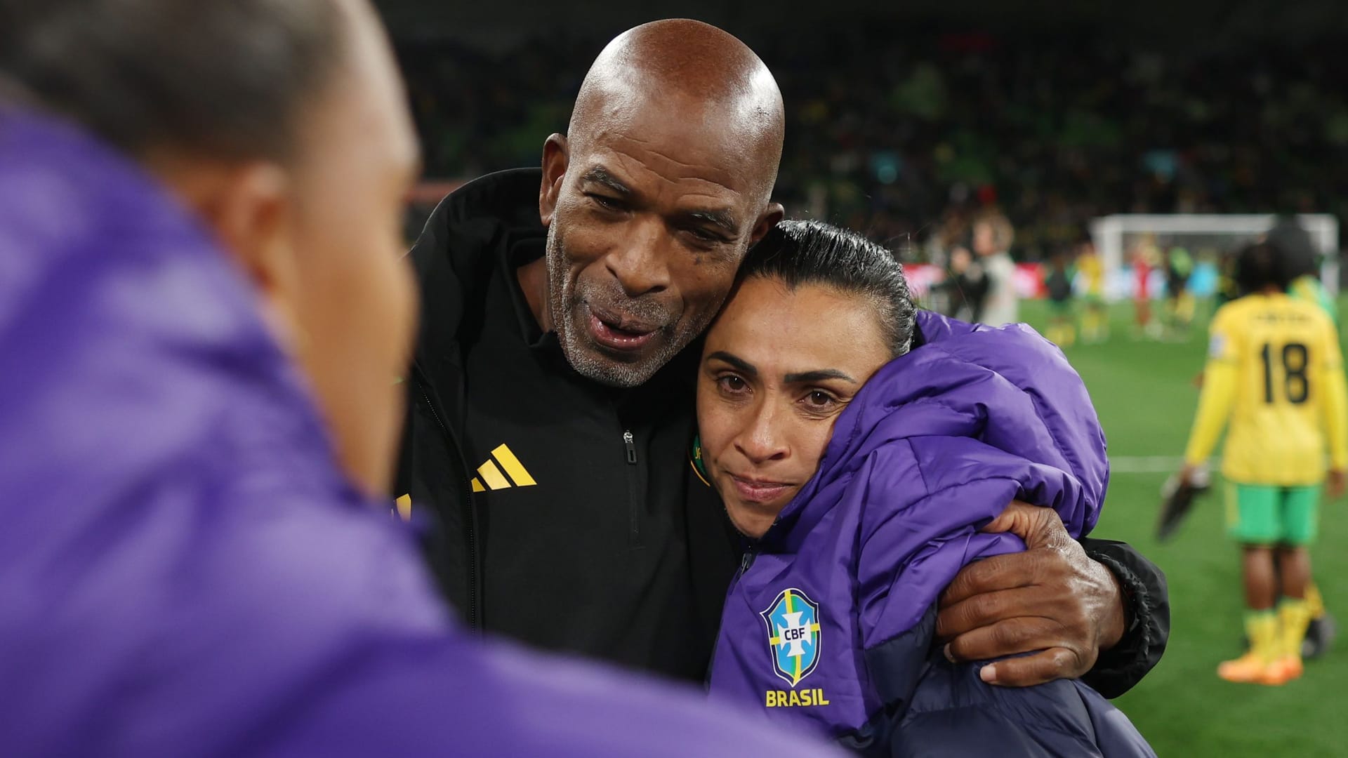 Jamaikas Coach Lorne Donaldson tröstet Brasiliens Marta.