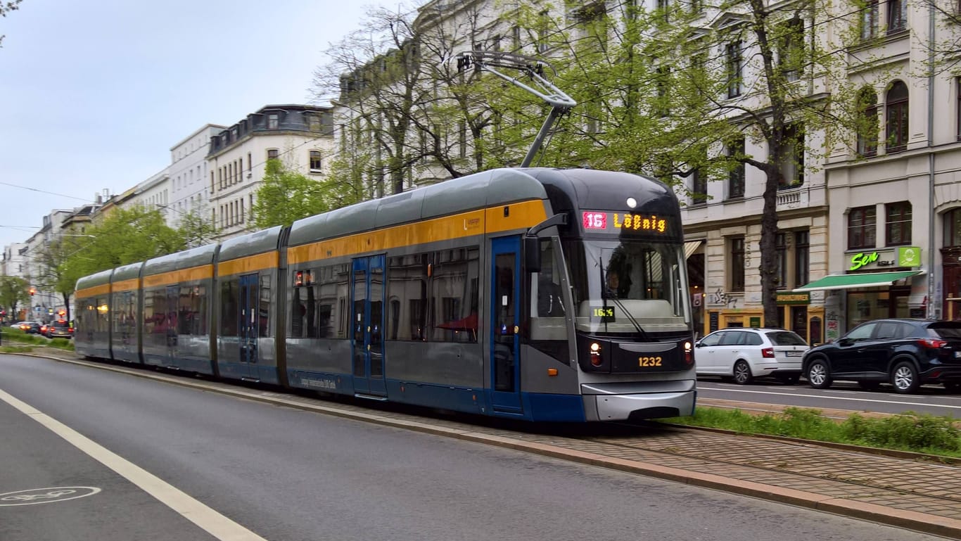 Straßenbahn in Leipzig (Symbolfoto): Die Tat ereignete sich an einer Haltestelle in der Jahnallee.