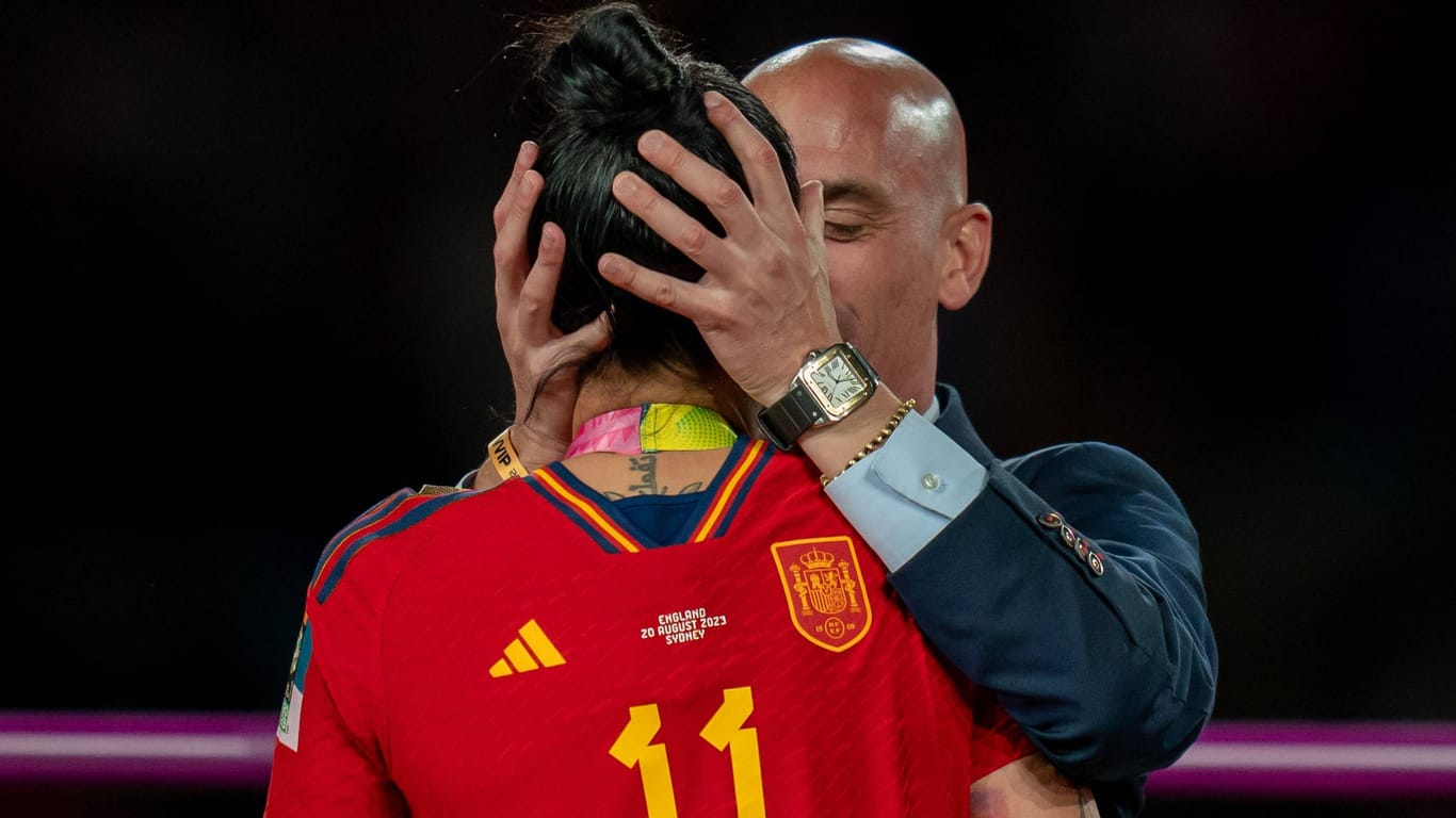 Umstrittene Szene: Spaniens Verbandschef Rubiales küsst Spielerin Hermoso.