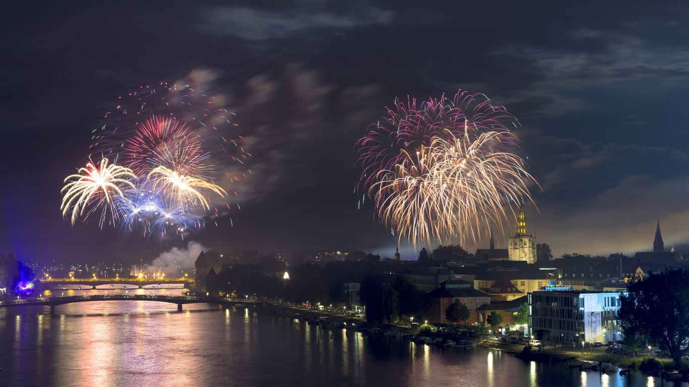 Das Feuerwerk beim Seenachtsfest lockt jedes Jahr unzählige Besucher nach Konstanz an den Bodensee.