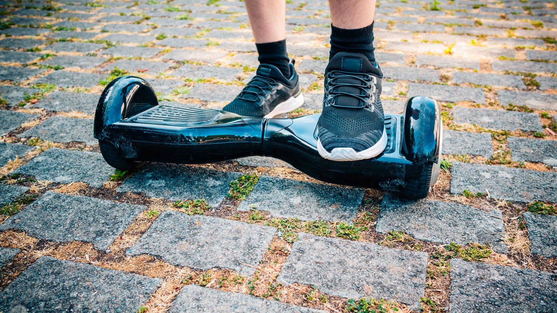Hoverboard (Symbolbild): Das Board des Jungen soll mit einem zusätzlichen Sitz ausgestattet gewesen sein. Hoverboard (Symbolbild): Das Board des Jungen soll mit einem zusätzlichen Sitz ausgestattet gewesen sein.