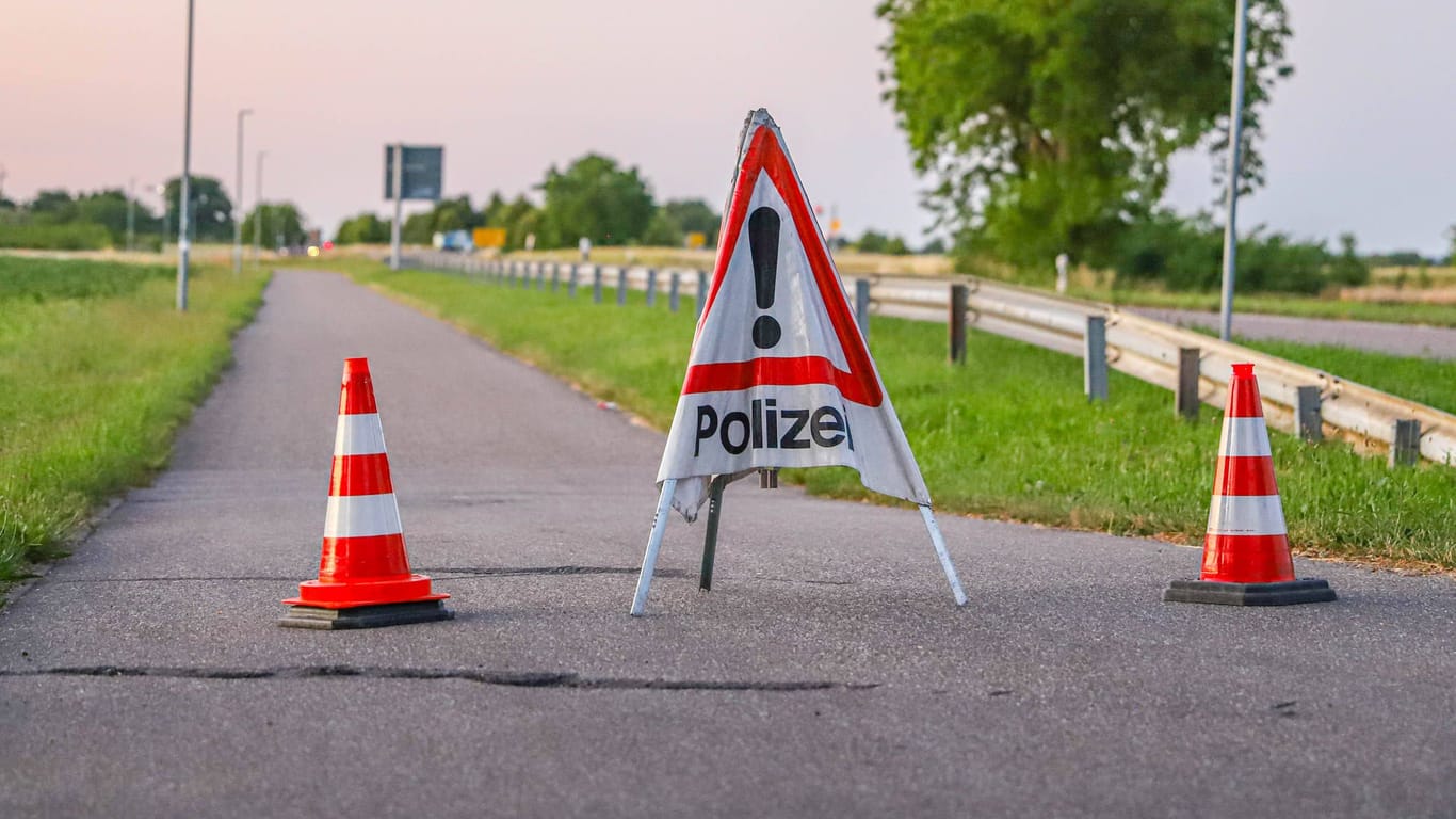 Polizeiabsperrung an einer Unfallstelle (Symbolbild): Der Mann stammte aus Dänemark.