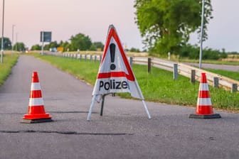 Polizeiabsperrung an einer Unfallstelle (Symbolbild): Der Mann stammte aus Dänemark.