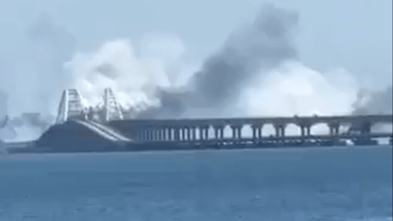 Krim-Brücke im Juli: Auf der Brücke sind Rauchwolken zu sehen.