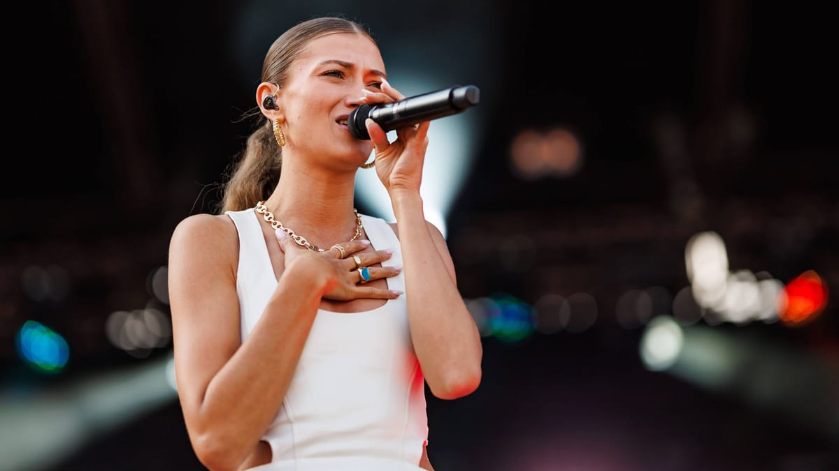 Leony tritt beim Landespresseball in Stuttgart vor Winfried Kretschmann auf