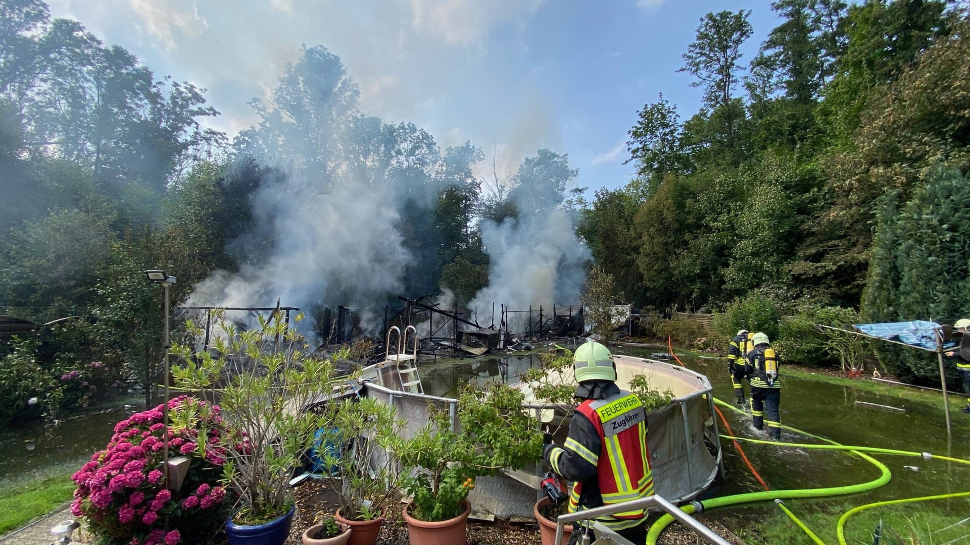 In Herten brannten heute mehrere Gartenlauben, laut einem Reporter stand vor dem Eintreffen der Feuerwehr eine dichte Rauchwolke über den Luaben. In Herten brannten heute mehrere Gartenlauben, laut einem Reporter stand vor dem Eintreffen der Feuerwehr eine dichte Rauchwolke über den Luaben.