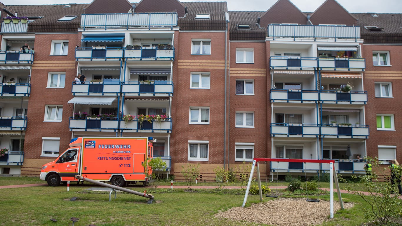 Rettungswagen vor Wohnhaus in Hamburg-Neugraben: