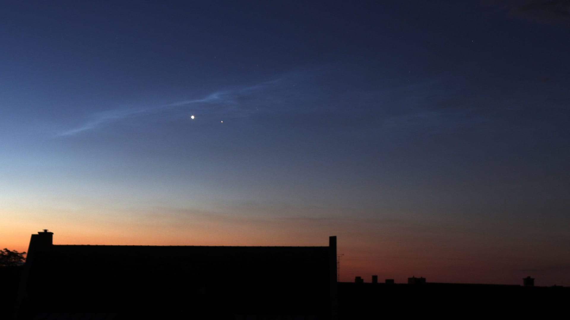 Morgenstern: Ab Ende August kann die Venus knapp vor Sonnenaufgang im Osten beobachtet werden. Sie leuchtet dann als hellster Punkt im Osten.