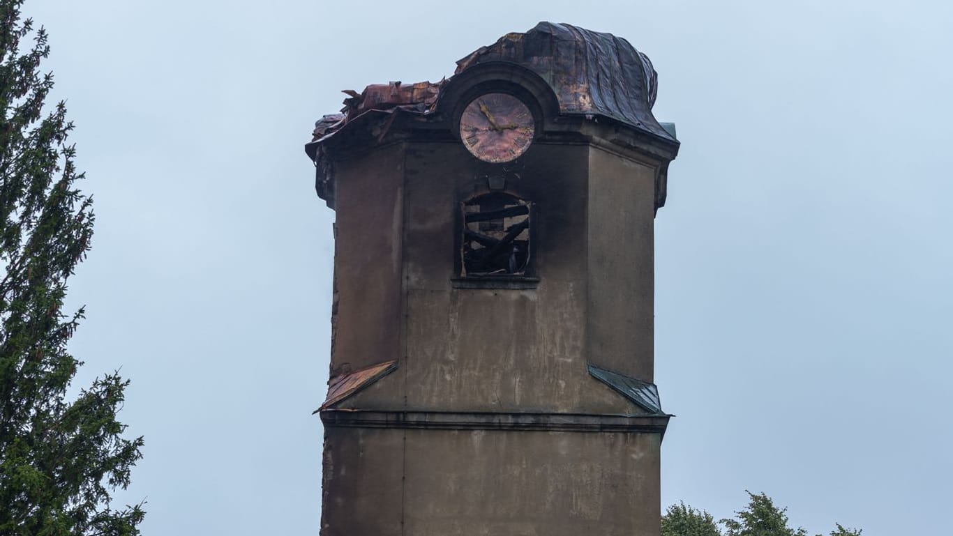 Der Kirchturm der Stadtkirche Großröhrsdorf mit seiner nach dem Brand eingebrochenen Kuppel. Die evangelische Stadtkirche im sächsischen Großröhrsdorf ist durch ein Feuer in großen Teilen zerstört worden.