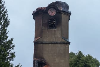 Der Kirchturm der Stadtkirche Großröhrsdorf mit seiner nach dem Brand eingebrochenen Kuppel. Die evangelische Stadtkirche im sächsischen Großröhrsdorf ist durch ein Feuer in großen Teilen zerstört worden.