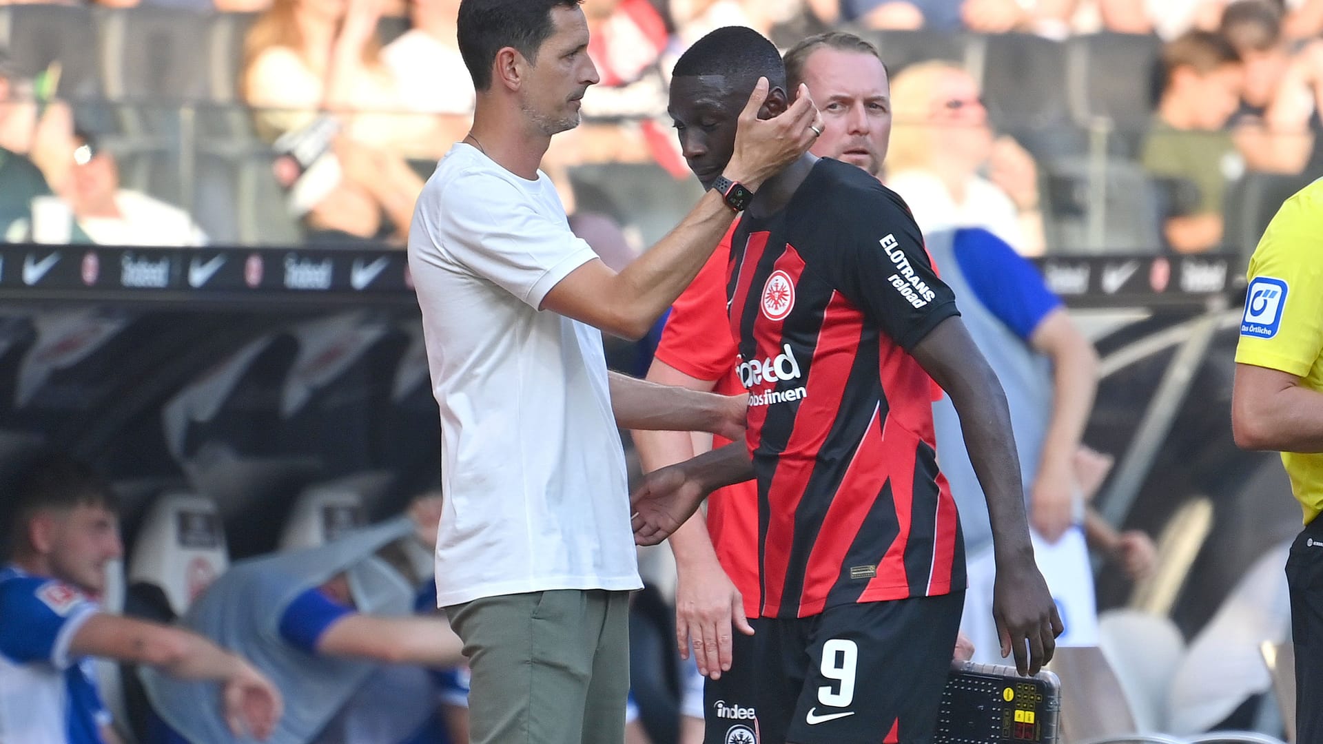 Ob Frankfurts Coach Dino Toppmöller (l). seinem Stürmer auch in Zukunft noch Trost spenden kann, wird sich bald zeigen.