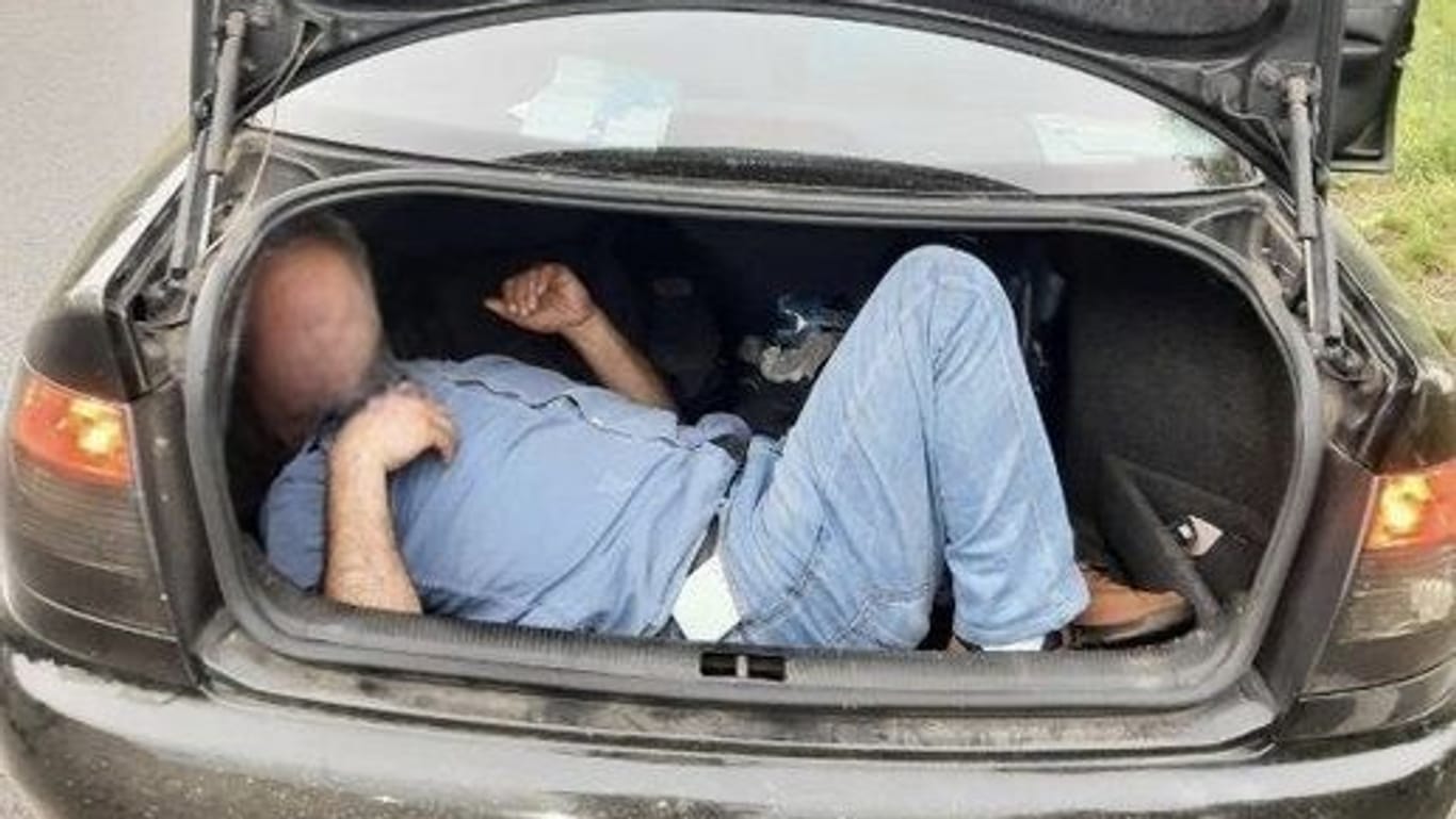 Auffindesituation Kofferraum: Zwei weitere Männer saßen vorne im Auto.