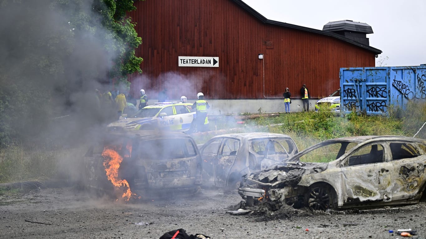 Ausgebrannte Autos stehen auf dem Festivalgelände des Stockholmer Eritrea-Festivals.