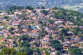 Ein armes Wohngebiet bei Durban (Symbolbild): Südafrika hat eine der höchsten Mordraten weltweit.