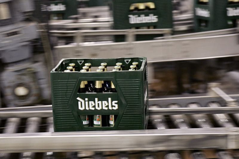 Ein Altbierkasten rollt über ein Laufband: Wie viele Stellen Diebels streichen will, ist noch unklar.