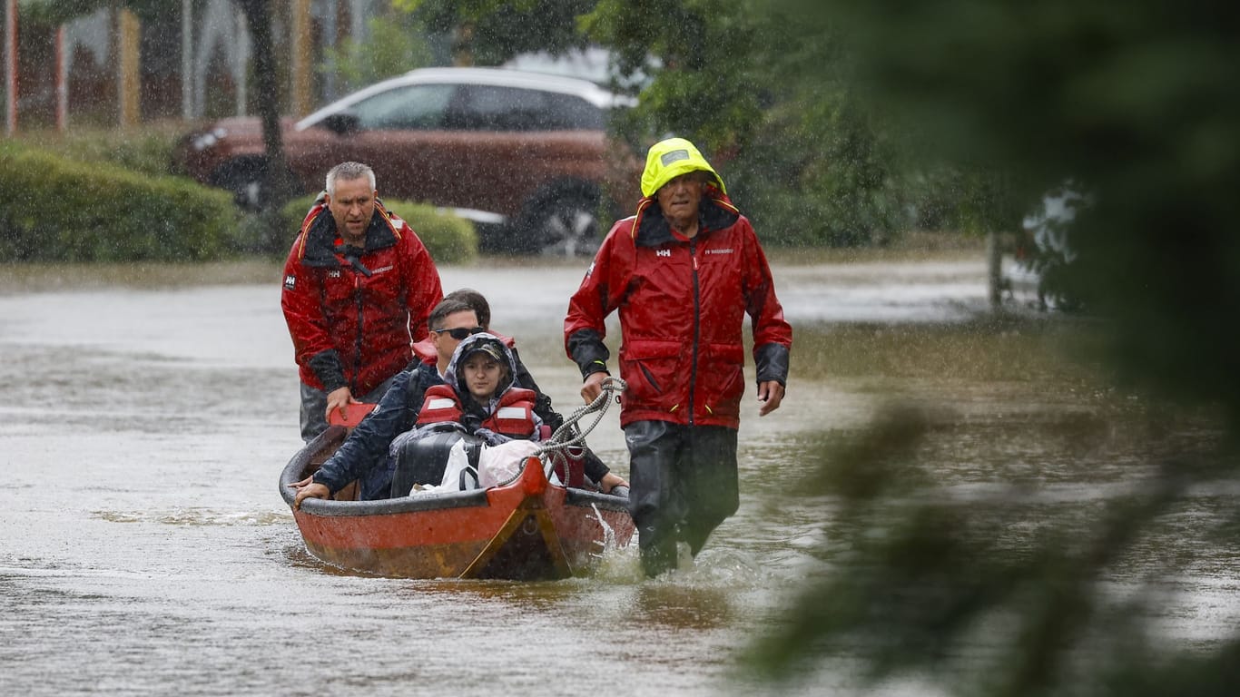 Touristen werden in Leibnitz (Steiermark) aus ihren Unterkünften mit Zillen (Booten) auf überfluteten Straßen in Sicherheit gebracht.
