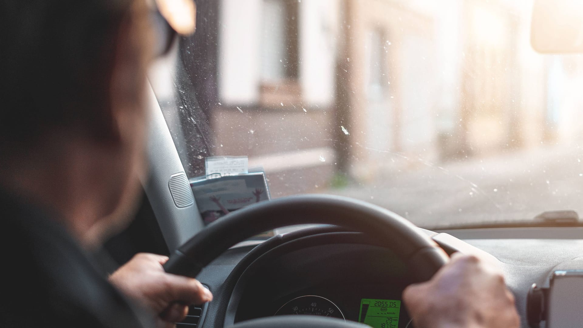 Rentner am Steuer: Viele Senioren fahren sehr gut Auto – bei anderen lassen die Fähigkeiten allmählich nach. Doch woran erkennt man das?