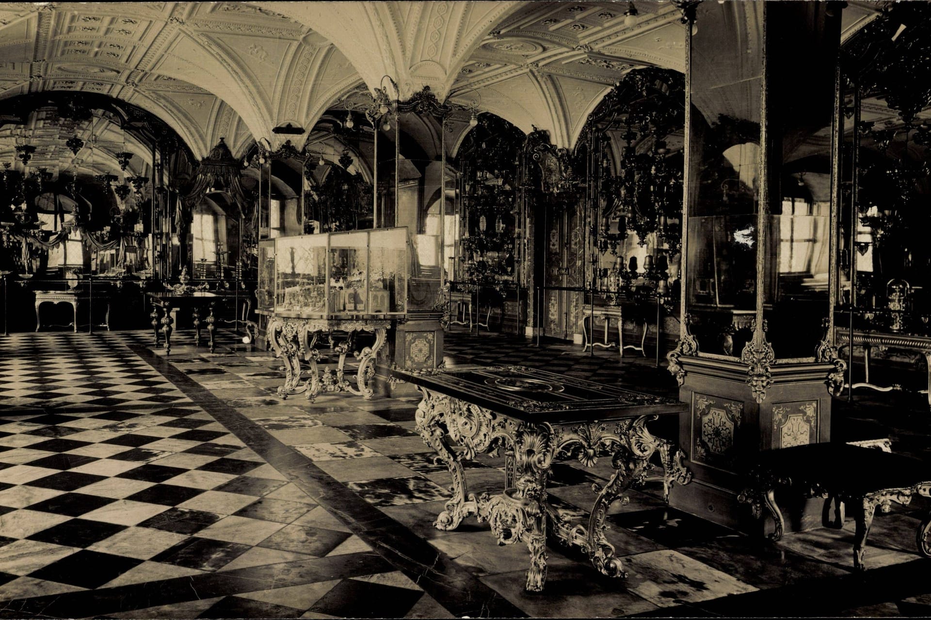 Historische Aufnahme aus dem Grünen Gewölbe. Das Aufnahmedatum wird auf 1935 geschätzt. Historische Aufnahme aus dem Grünen Gewölbe. Das Aufnahmedatum wird auf 1935 geschätzt.