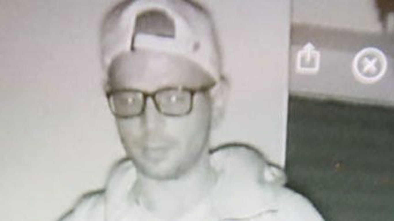 Einer der Täter wurde bei einem Einbruch mit einer Videokamera aufgenommen: Er trägt Brille und Basecap.