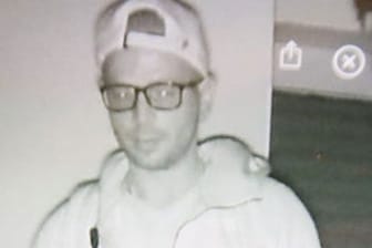 Einer der Täter wurde bei einem Einbruch mit einer Videokamera aufgenommen: Er trägt Brille und Basecap.