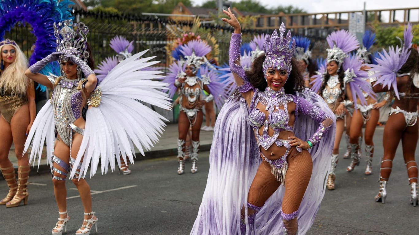 Sambatänzerinnen beim Notting Hill Carnival: Die Parade zog Hunderttausende an.