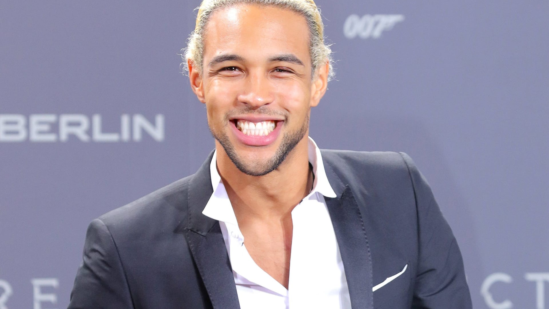 Youtuber und Blogger Simon Desue bei der Premiere zu dem Film "007 James Bond Spectre" in Berlin.