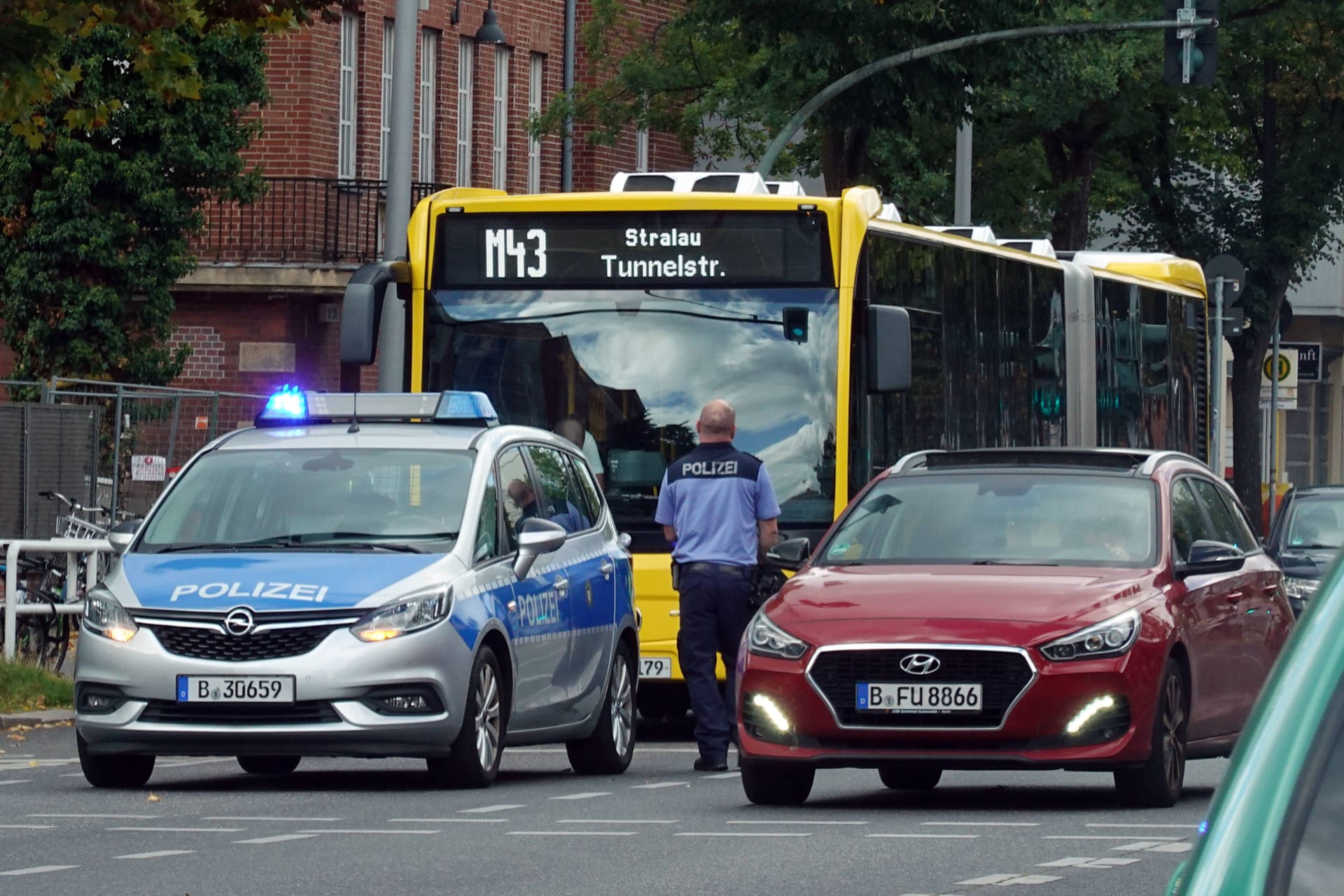 Polizeiauto steht vor Bus der BVG (Symbolbild): Der Angreifer konnte unerkannt fliehen.