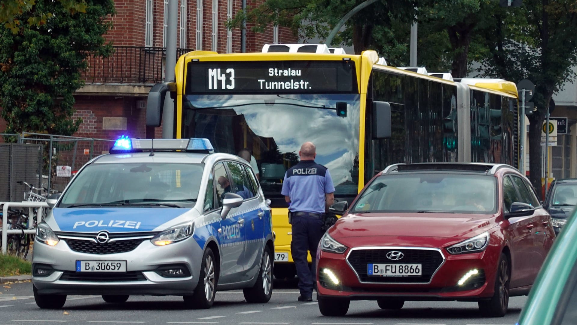 Polizeiauto steht vor Bus der BVG (Symbolbild): Der Angreifer konnte unerkannt fliehen.