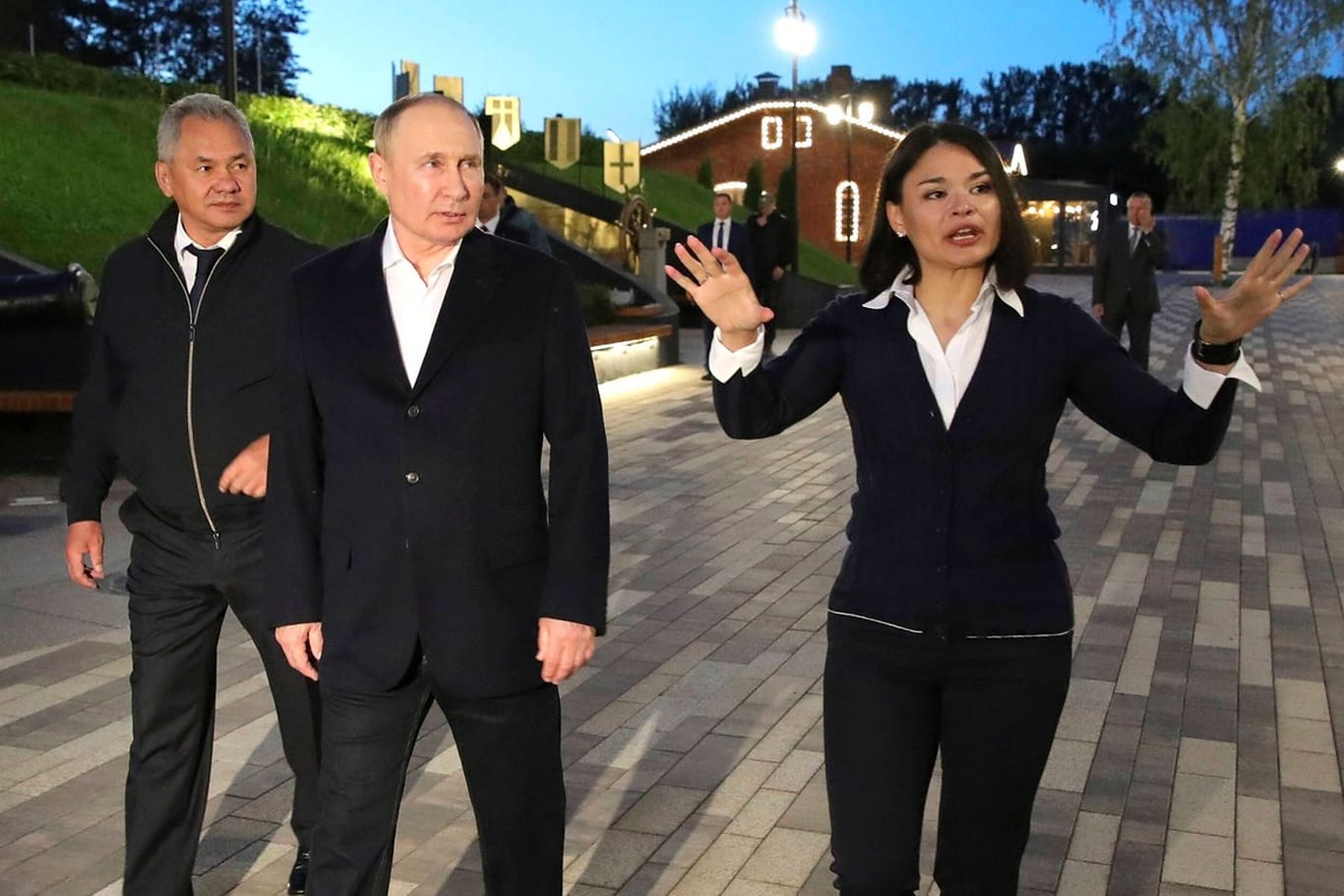 Ksenia Schoigu (rechts) führt den russischen Präsidenten Wladimir Putin (mitte) und Verteidigungsminister Schoigu (links) durch ein Museum: Mischte sich Putin in die Ehe von Ksenia Schoigu ein?