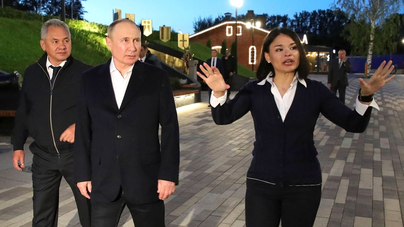 Ksenia Schoigu (rechts) führt den russischen Präsidenten Wladimir Putin (mitte) und Verteidigungsminister Schoigu (links) durch ein Museum: Mischte sich Putin in die Ehe von Ksenia Schoigu ein?