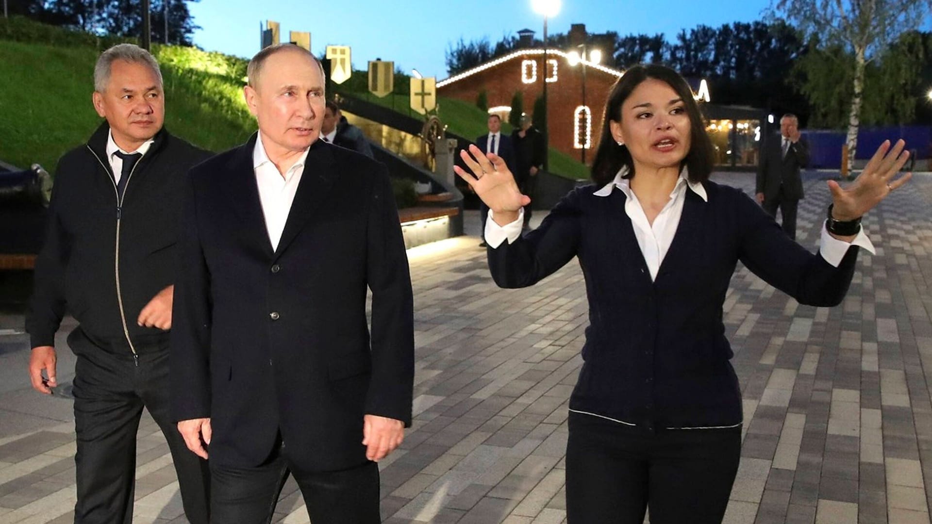 Ksenia Schoigu (rechts) führt den russischen Präsidenten Wladimir Putin (mitte) und Verteidigungsminister Schoigu (links) durch ein Museum: Mischte sich Putin in die Ehe von Ksenia Schoigu ein?