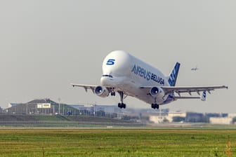 Der Airbus "Beluga ST" landet auf dem Münchner Flughafen.