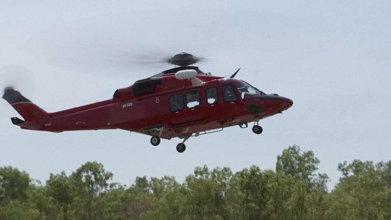 Ein Helikopter auf dem Weg zur Unfallstelle in der Nähe des australischen Darwin.