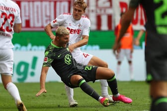 Timo Hübers im Zweikampf gegen Jonas Wind: Auch nach dem zweiten Spiel bleiben die Kölner erfolglos.