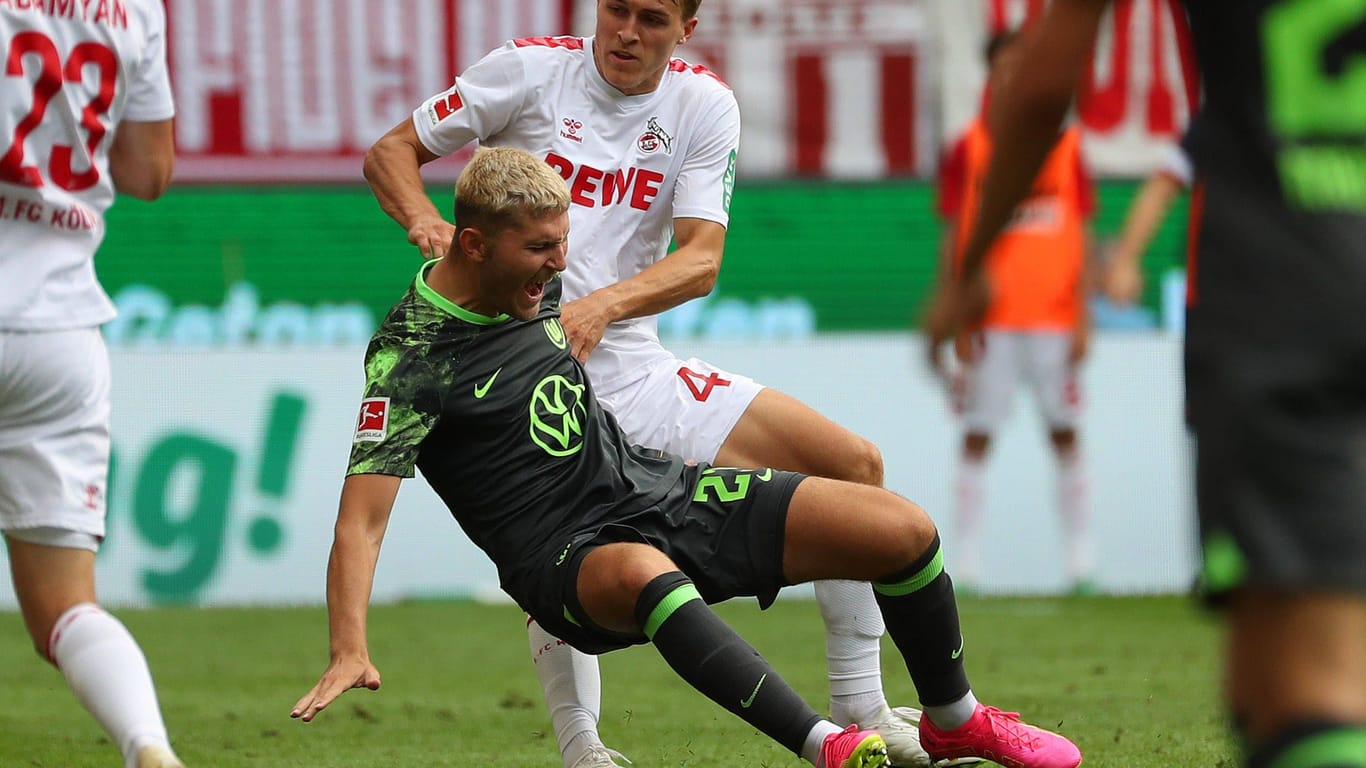 Timo Hübers im Zweikampf gegen Jonas Wind: Auch nach dem zweiten Spiel bleiben die Kölner erfolglos.