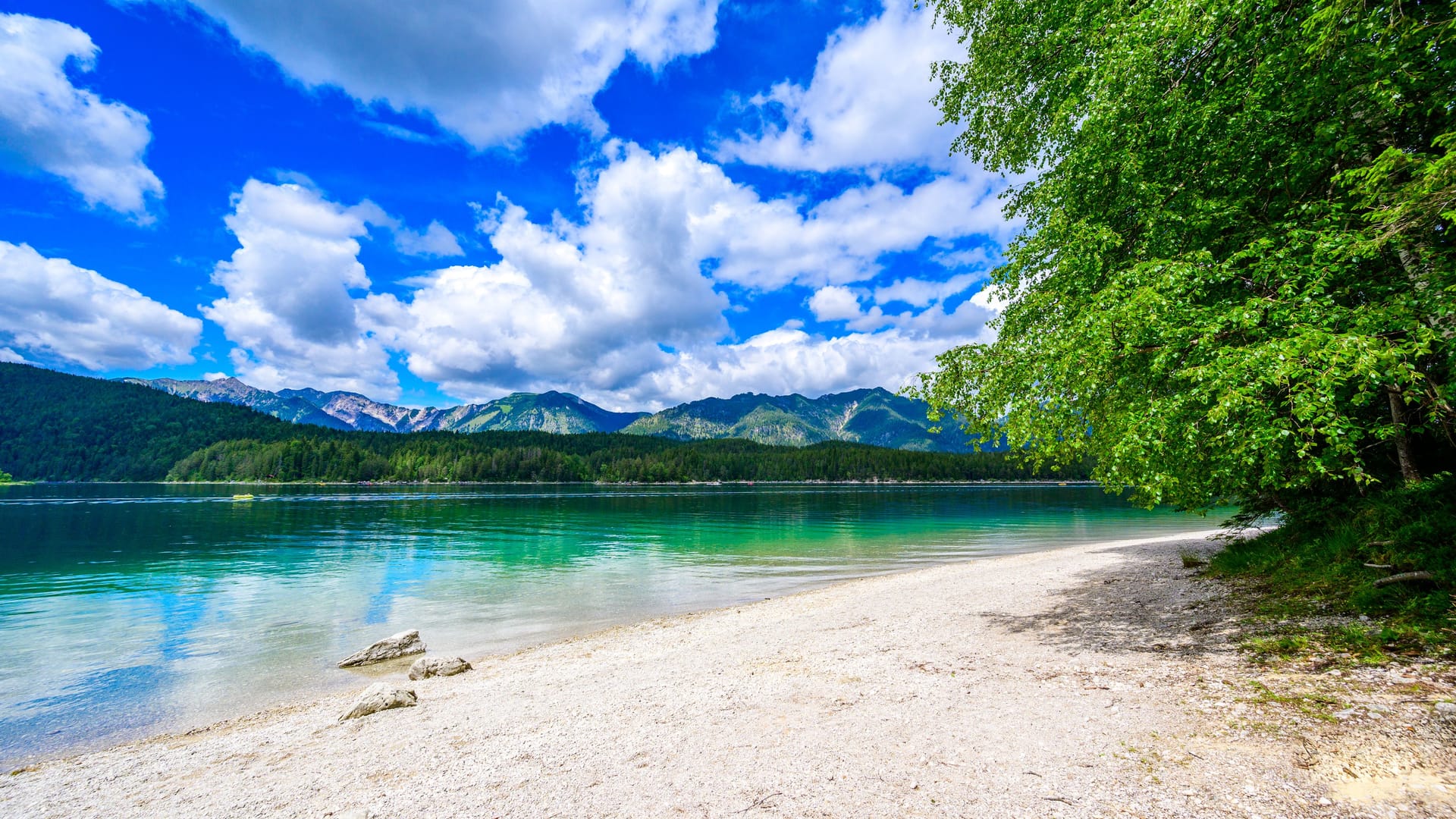 Der Eibsee in Grainau ist nicht umsonst auch als "bayerische Karibik" bekannt.