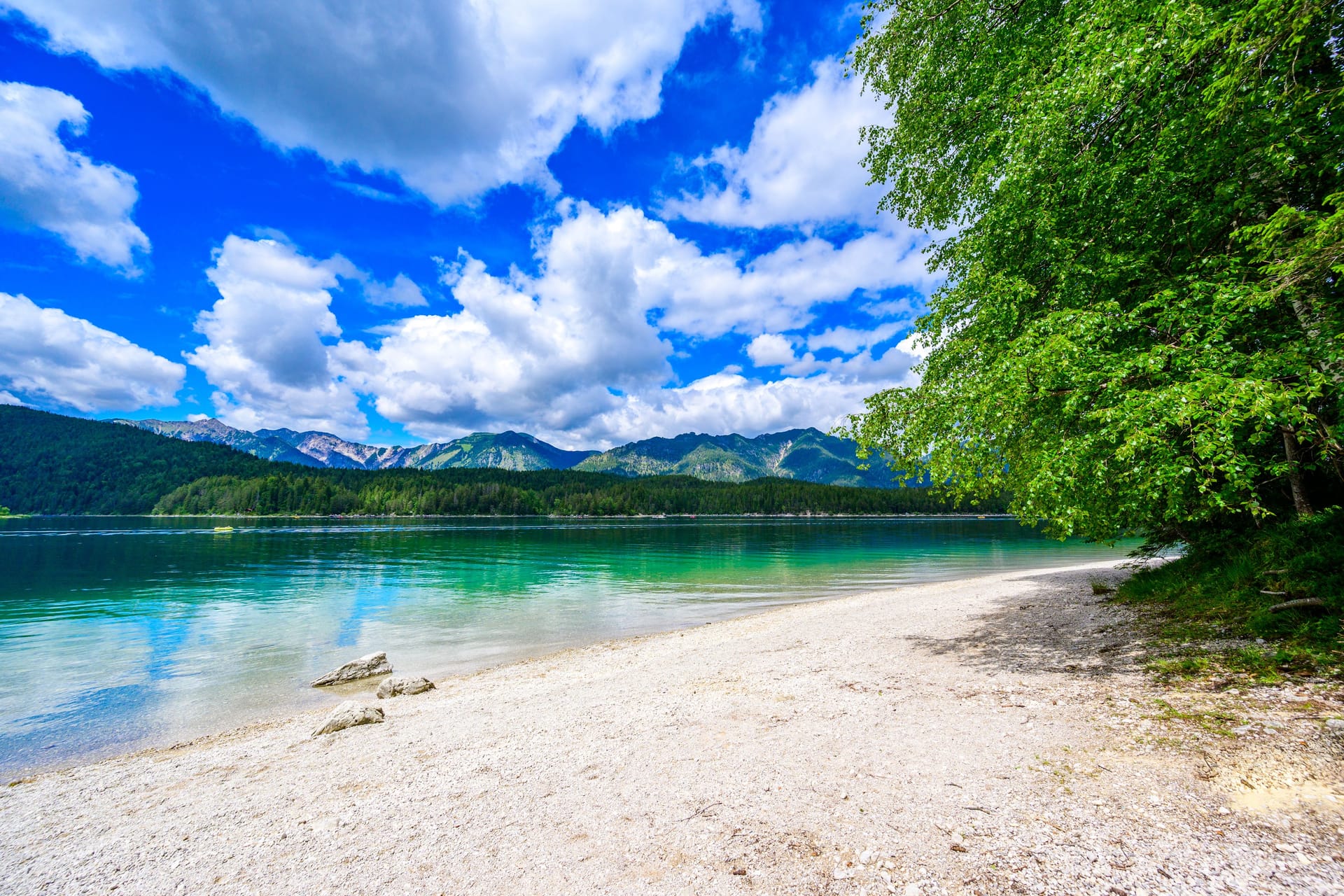 Der Eibsee in Grainau ist nicht umsonst auch als "bayerische Karibik" bekannt.