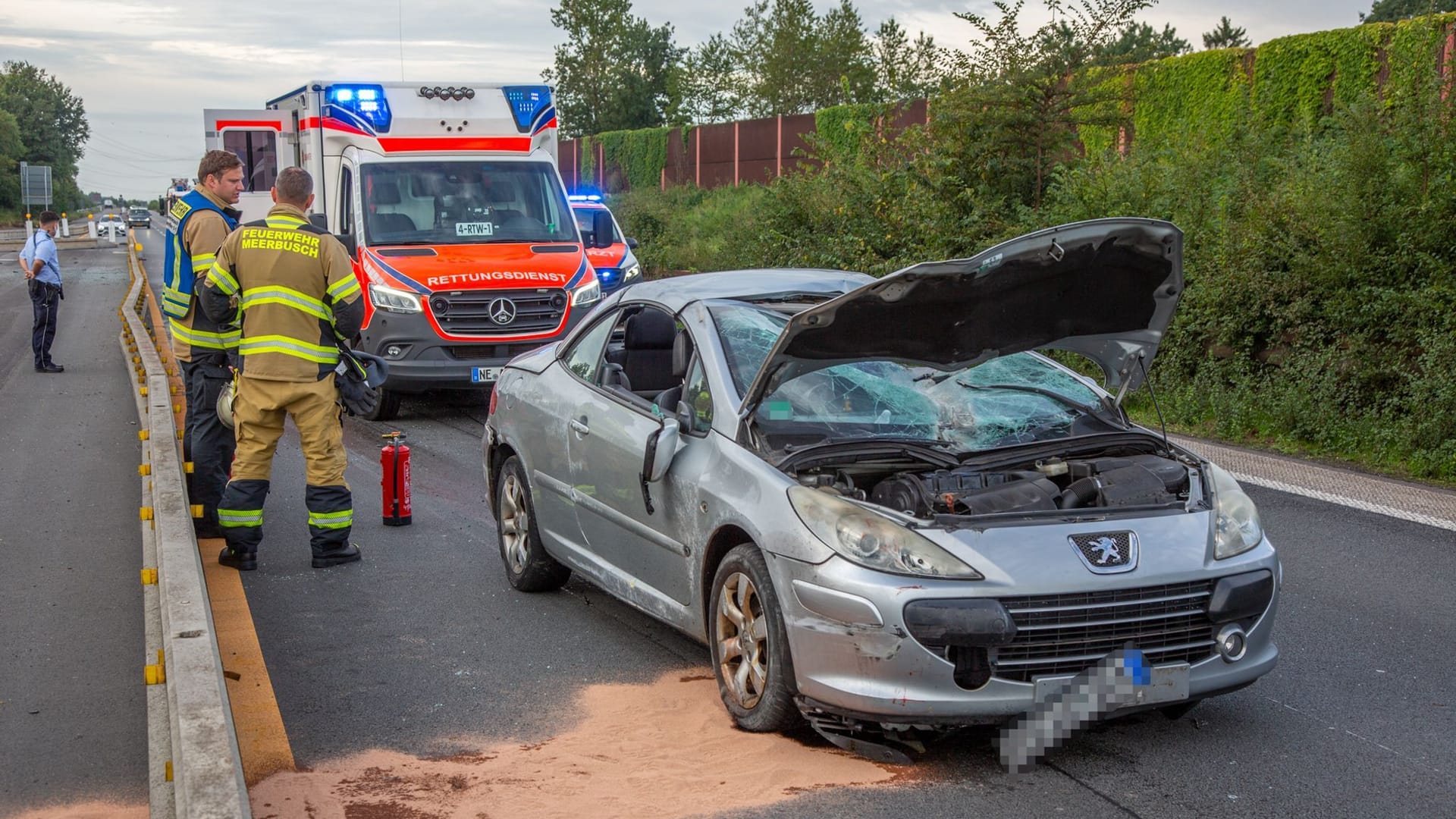 Auto überschlägt sich mehrfach Auto überschlägt sich mehrfach