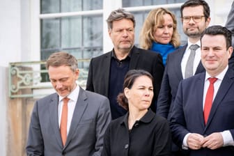 Die Koalition tagt in Schloss Meseberg: Christian Lindner, Annalena Baerbock, Hubertus Heil (erste Reihe v. l.), Robert Habeck, Steffi Lemke und Marco Buschmann.