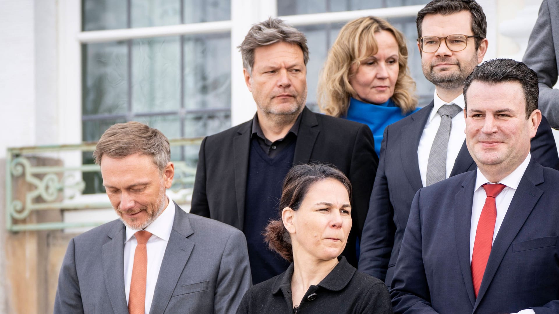 Die Koalition tagt in Schloss Meseberg: Christian Lindner, Annalena Baerbock, Hubertus Heil (erste Reihe v. l.), Robert Habeck, Steffi Lemke und Marco Buschmann.