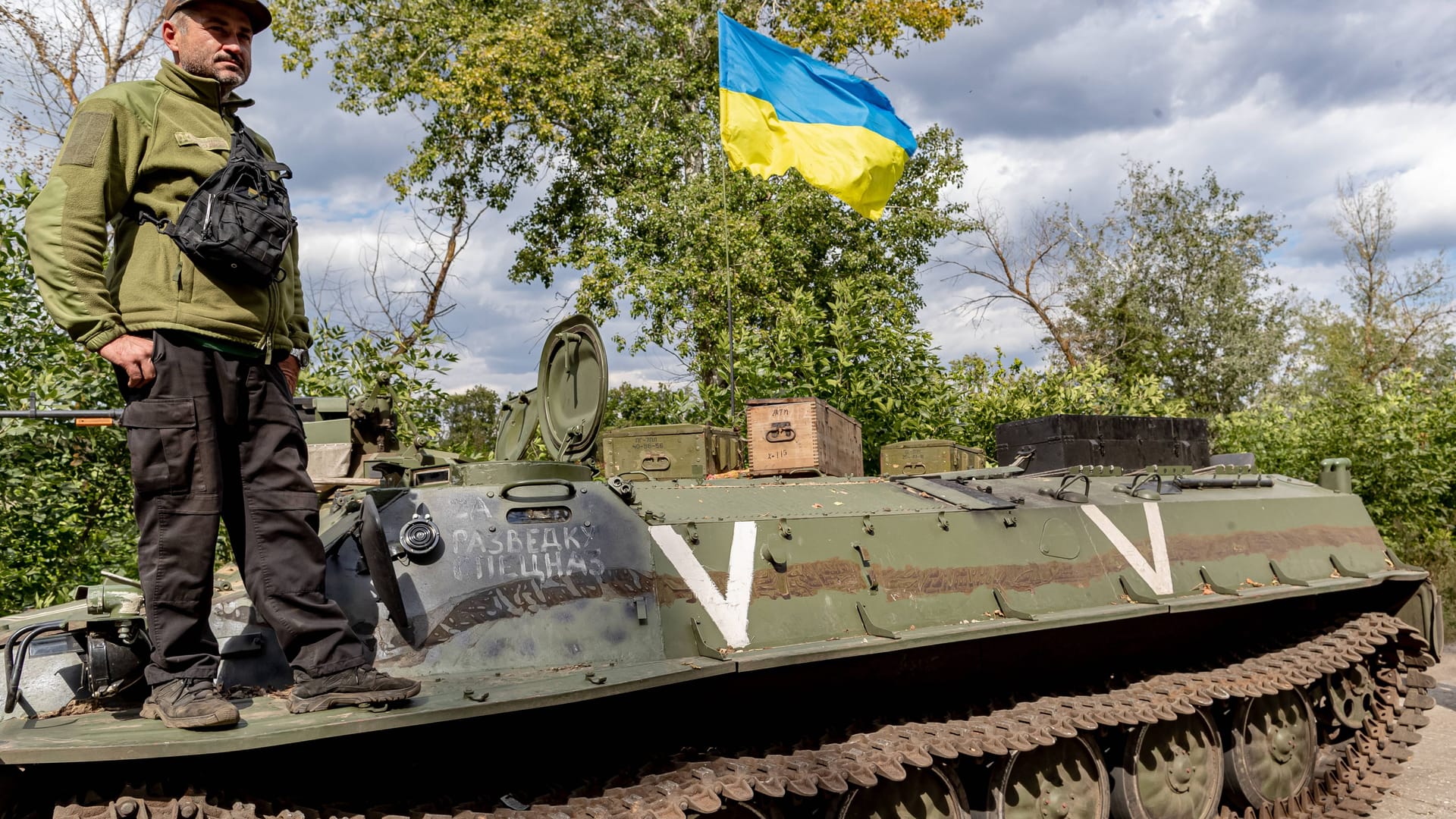 Ein ukrainischer Soldat steht auf einem eroberten russischen Panzer (Archivbild).